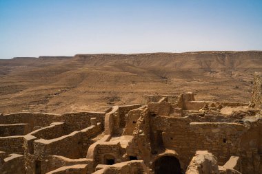 Ksar Beni Barka - Tataouine Bölgesi - Güney Tunus Ülkenin en büyük Ksar 'larından biridir. Fransız himayesinin başında terk edilmiştir.