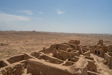 Ksar Beni Barka - Tataouine Bölgesi - Güney Tunus Ülkenin en büyük Ksar 'larından biridir. Fransız himayesinin başında terk edilmiştir.