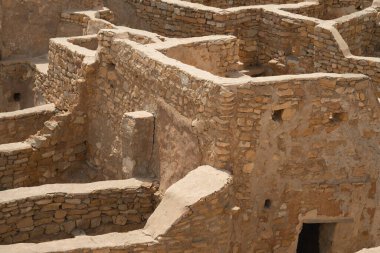 Ksar Beni Barka - Tataouine Bölgesi - Güney Tunus Ülkenin en büyük Ksar 'larından biridir. Fransız himayesinin başında terk edilmiştir.