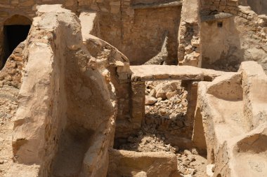 Ksar Beni Barka - Tataouine Bölgesi - Güney Tunus Ülkenin en büyük Ksar 'larından biridir. Fransız himayesinin başında terk edilmiştir.