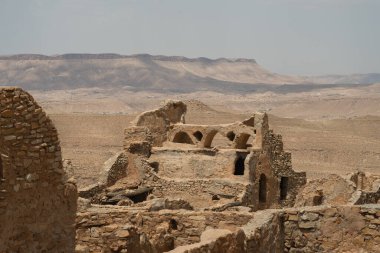 Ksar Beni Barka - Tataouine Bölgesi - Güney Tunus Ülkenin en büyük Ksar 'larından biridir. Fransız himayesinin başında terk edilmiştir.