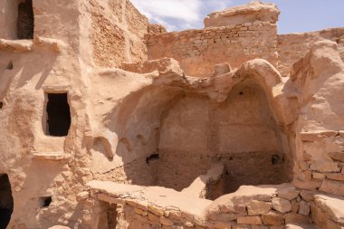 Ksar Beni Barka - Tataouine Bölgesi - Güney Tunus Ülkenin en büyük Ksar 'larından biridir. Fransız himayesinin başında terk edilmiştir.