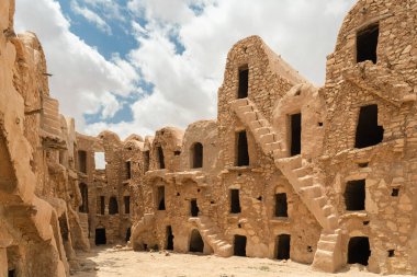 Ksar Mourabitine - Tataouine Bölgesi - Tunus 'un görkemli ve en iyi Kunisiaone bölgesi stratejik konumu ve miras bileşenlerindeki zenginliği ile tanımlanır