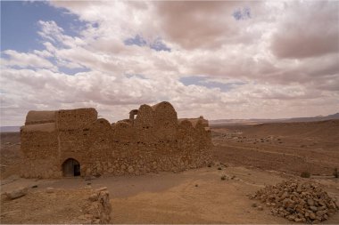 Ksar Mourabitine - Tataouine Bölgesi - Tunus 'un görkemli ve en iyi Kunisiaone bölgesi stratejik konumu ve miras bileşenlerindeki zenginliği ile tanımlanır
