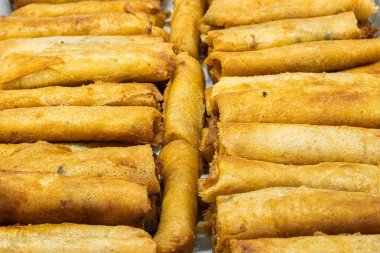 Farklı yemeklerin resimleri.