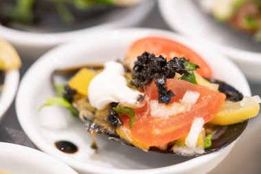 Farklı yemeklerin resimleri.