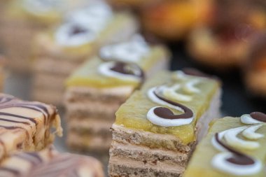 Farklı yemeklerin resimleri.