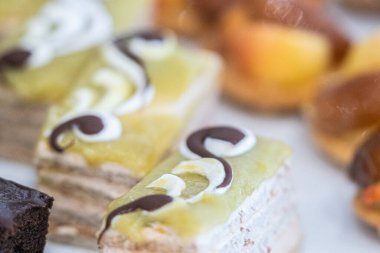 Farklı yemeklerin resimleri.