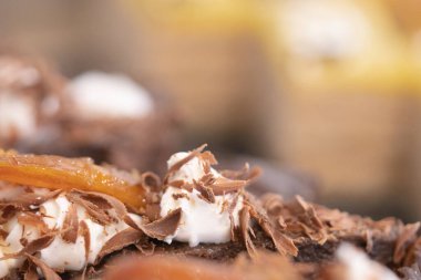 Farklı yemeklerin resimleri.