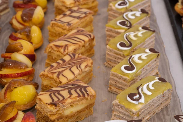 Farklı yemeklerin resimleri.