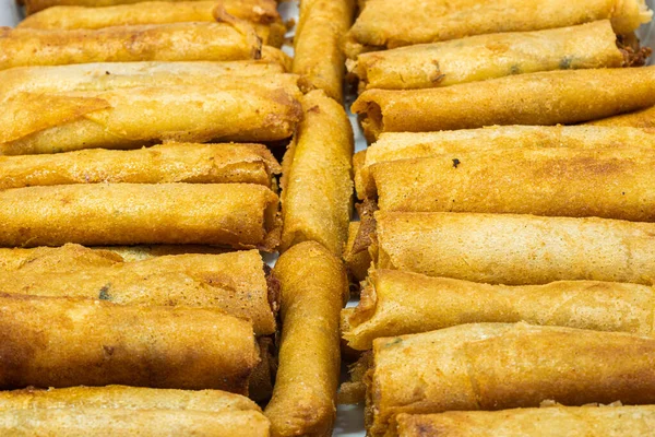 Farklı yemeklerin resimleri.