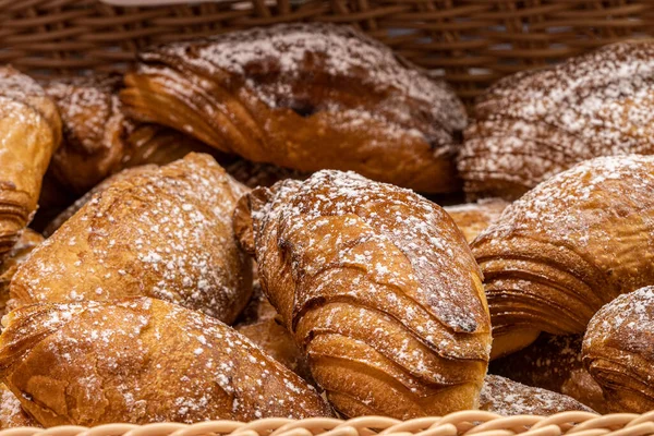 Farklı yemeklerin resimleri.