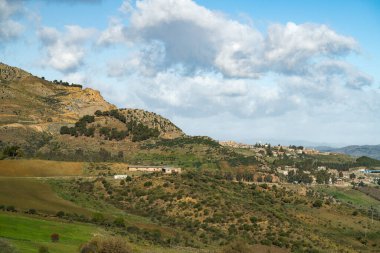Konstantin - Kuzeydoğu Cezayir 'in Konstantin Eyaleti' nin başkenti.