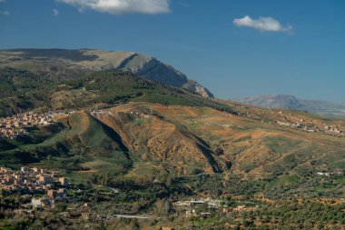 Konstantin - Kuzeydoğu Cezayir 'in Konstantin Eyaleti' nin başkenti.