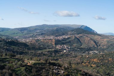 Konstantin - Kuzeydoğu Cezayir 'in Konstantin Eyaleti' nin başkenti.