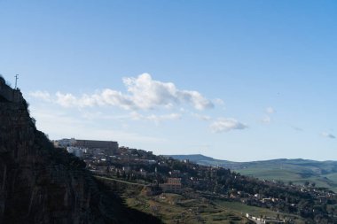 Konstantin - Kuzeydoğu Cezayir 'in Konstantin Eyaleti' nin başkenti.