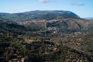 Konstantin - Kuzeydoğu Cezayir 'in Konstantin Eyaleti' nin başkenti.