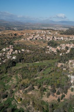 Konstantin - Kuzeydoğu Cezayir 'in Konstantin Eyaleti' nin başkenti.