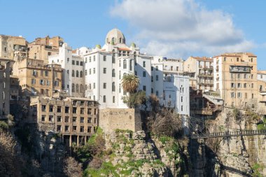 Konstantin - Kuzeydoğu Cezayir 'in Konstantin Eyaleti' nin başkenti.