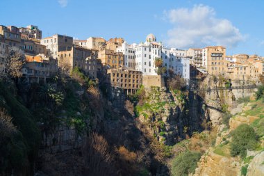 Konstantin - Kuzeydoğu Cezayir 'in Konstantin Eyaleti' nin başkenti.