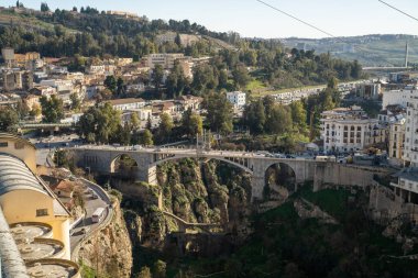 Konstantin - Kuzeydoğu Cezayir 'in Konstantin Eyaleti' nin başkenti.