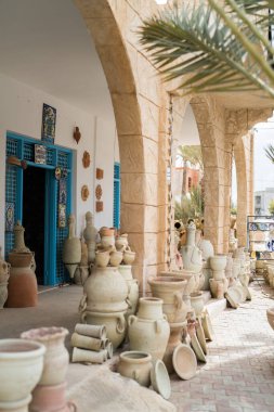 Güney Tunus 'ta büyük bir ada olan Djerba' da seramik atölyesi