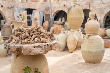 Güney Tunus 'ta büyük bir ada olan Djerba' da seramik atölyesi