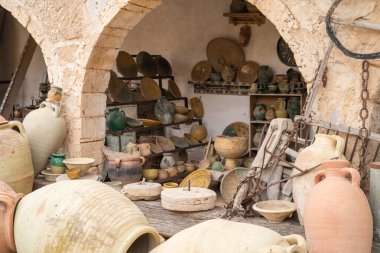 Güney Tunus 'ta büyük bir ada olan Djerba' da seramik atölyesi