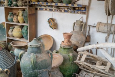 Güney Tunus 'ta büyük bir ada olan Djerba' da seramik atölyesi