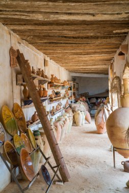 Güney Tunus 'ta büyük bir ada olan Djerba' da seramik atölyesi