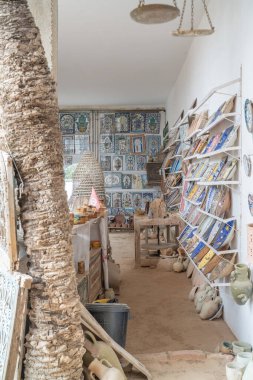 Güney Tunus 'ta büyük bir ada olan Djerba' da seramik atölyesi