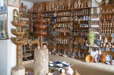 Güney Tunus 'ta büyük bir ada olan Djerba' da seramik atölyesi