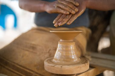 Güney Tunus 'ta büyük bir ada olan Djerba' da seramik atölyesi