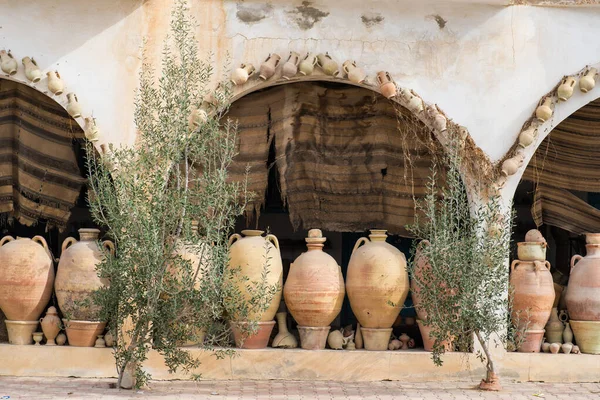 在突尼斯南部一个大岛Djerba的陶瓷作坊 — 图库照片