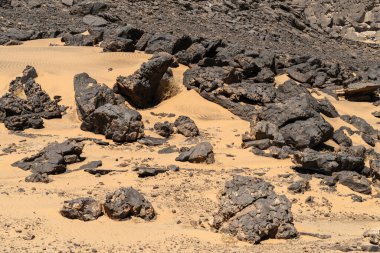 Djanet City, Cezayir 'deki Tadrart Çölü manzaralı ruj tassili najer. Renkli turuncu kum, kayalık dağlar.