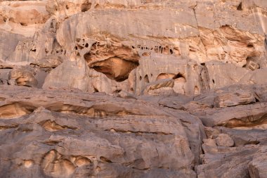 Djanet City, Cezayir 'deki Tadrart Çölü manzaralı ruj tassili najer. Renkli turuncu kum, kayalık dağlar.