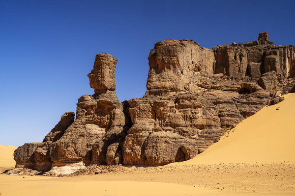 вид на пустыню Сахара Tadrart rouge tassili najer в городе Джанет, Алжир .colorful апельсиновый песок, скалистые горы