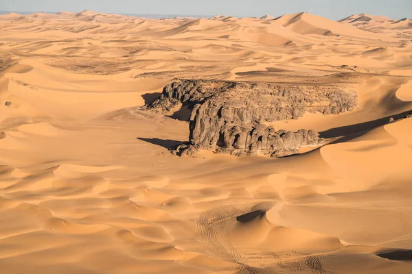 Djanet City, Cezayir 'deki Tadrart Çölü manzaralı ruj tassili najer. Renkli turuncu kum, kayalık dağlar.