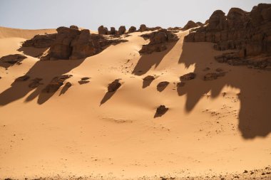Djanet City, Cezayir 'deki Tadrart Çölü manzaralı ruj tassili najer. Renkli turuncu kum, kayalık dağlar.