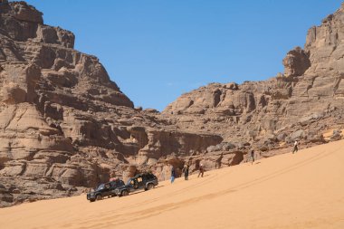 Djanet City, Cezayir 'deki Tadrart Çölü manzaralı ruj tassili najer. Renkli turuncu kum, kayalık dağlar.