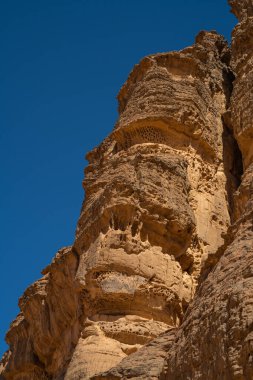 Djanet City, Cezayir 'deki Tadrart Çölü manzaralı ruj tassili najer. Renkli turuncu kum, kayalık dağlar.