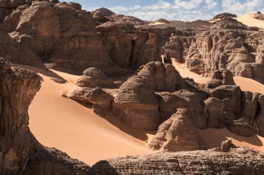 Djanet City, Cezayir 'deki Tadrart Çölü manzaralı ruj tassili najer. Renkli turuncu kum, kayalık dağlar.