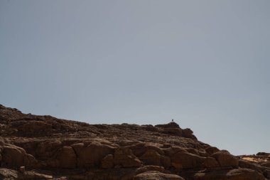 Djanet City, Cezayir 'deki Tadrart Çölü manzaralı ruj tassili najer. Renkli turuncu kum, kayalık dağlar.