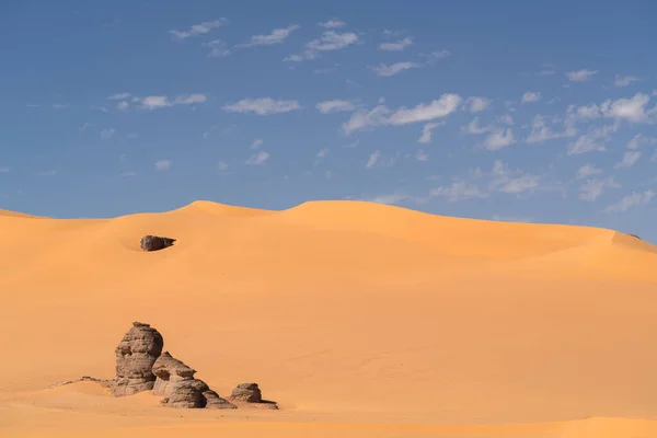 アルジェリアのダジャネット市にあるタドラート ルージュ タシリ ナジャールのサハラ砂漠の景色 カラフルなオレンジ色の砂 岩の多い山々 — ストック写真