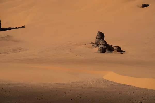 アルジェリアのダジャネット市にあるタドラート ルージュ タシリ ナジャールのサハラ砂漠の景色 カラフルなオレンジ色の砂 岩の多い山々 — ストック写真
