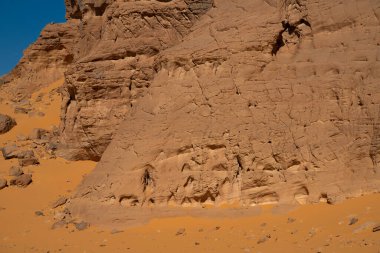 Djanet City, Cezayir 'deki Tadrart Çölü manzaralı ruj tassili najer. Renkli turuncu kum, kayalık dağlar.