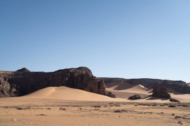 Djanet City, Cezayir 'deki Tadrart Çölü manzaralı ruj tassili najer. Renkli turuncu kum, kayalık dağlar.