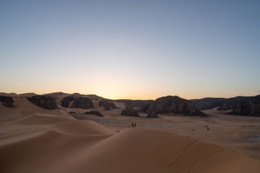Djanet City, Cezayir 'deki Tadrart Çölü manzaralı ruj tassili najer. Renkli turuncu kum, kayalık dağlar.