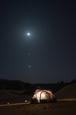 Çölde, Djanet 'in yıldızlı gökyüzünün altında kamp yapmak. Cezayir.