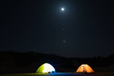 Çölde, Djanet 'in yıldızlı gökyüzünün altında kamp yapmak. Cezayir.